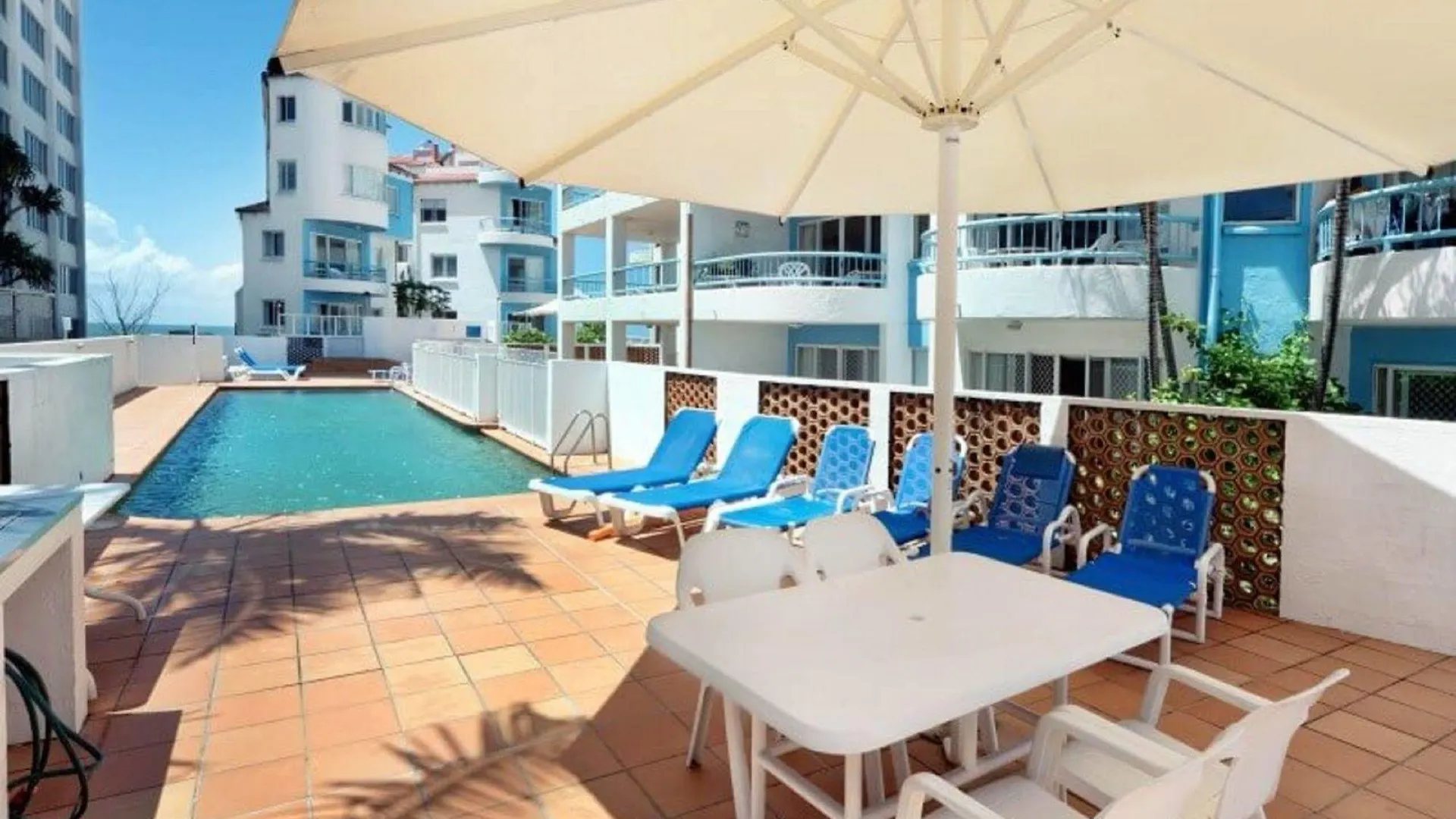 Paros On The Beach Gold Coast Apartahotel